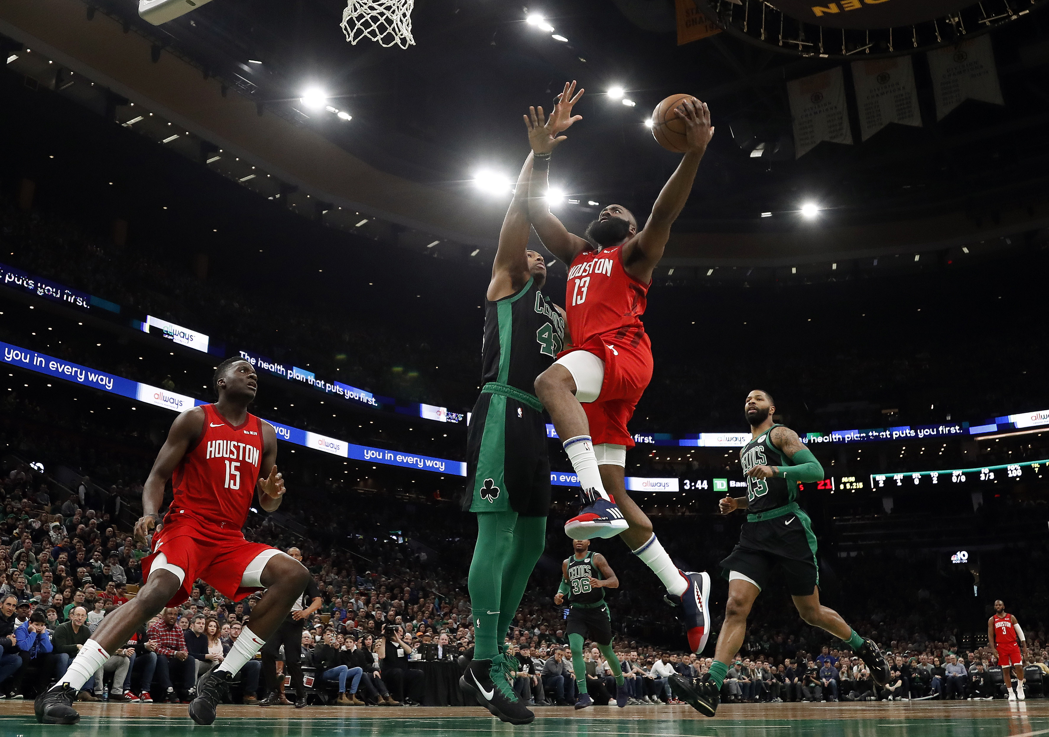 足球英超本轮最佳阵公布，新援发挥亮眼（英超本轮最佳阵容出炉，新援表现抢眼）