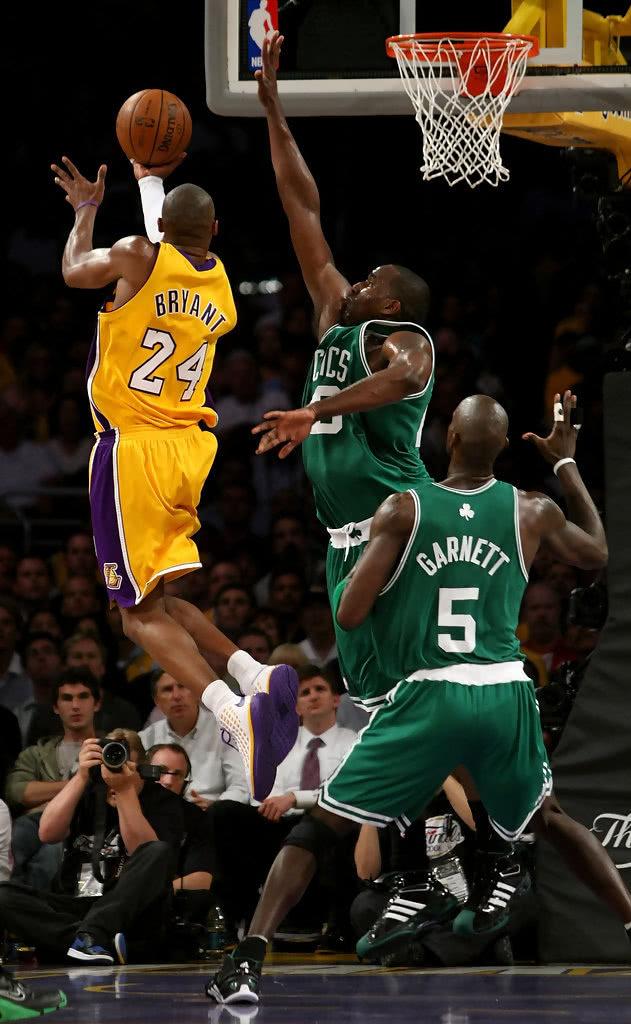 利物浦球迷热议换帅传闻，格拉斯纳因成绩亮眼成为焦点，而斯洛特面临困境。（利物浦换帅传闻惹议：格拉斯纳凭佳绩成焦点，斯洛特陷入困局）