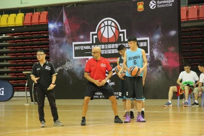 基德：投进三分的前提是你得先投出去，我们现在太依赖两分球（基德：要命中三分就得先敢投，我们现在过度依赖两分球）