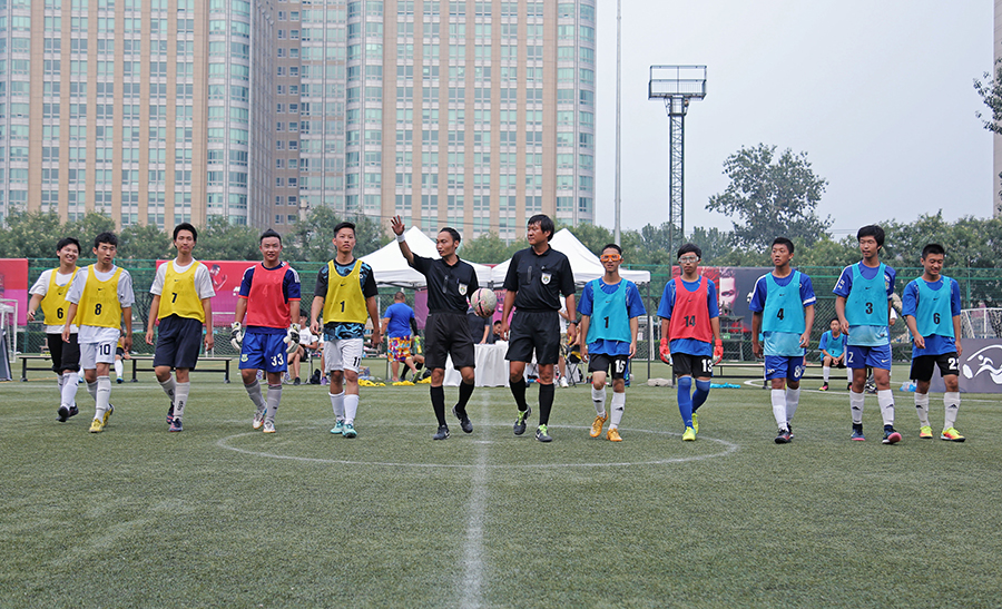 太疼了，萨勒马克尔斯被对手踩中后在地上抽动（萨勒马克尔斯遭对手踩踏后痛苦倒地抽搐）