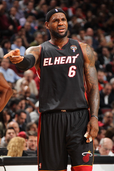 达成巴萨一线队百场里程碑，费尔明获赠纪念球衣（费尔明达成巴萨一线队第100场，获赠纪念球衣）