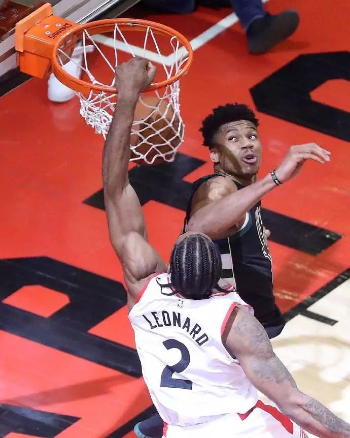 意超杯战报：内雷斯、霍伊伦破门，那不勒斯2-0米兰晋级决赛（意超杯：内雷斯、霍伊伦先后破门，那不勒斯2-0米兰挺进决赛）