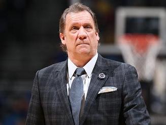 篮球场上的一瞬间——阿伦挑战亚历山大，裁判如何判断？（关键一瞬：阿伦对决亚历山大，裁判当如何裁定？）