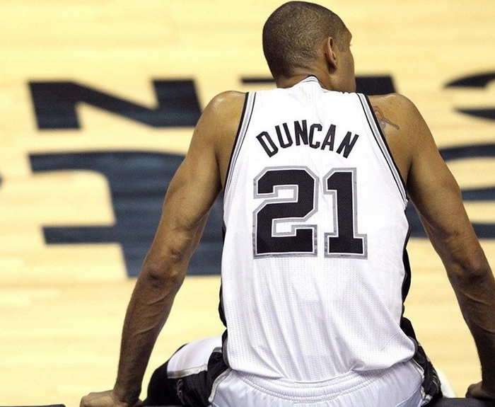 球迷怒喷后蹇韬回应：输球又怎么样？随后被韦世豪、甘超拦下（被球迷怒喷后，蹇韬回怼：输球怎么了？随即被韦世豪、甘超拉住）