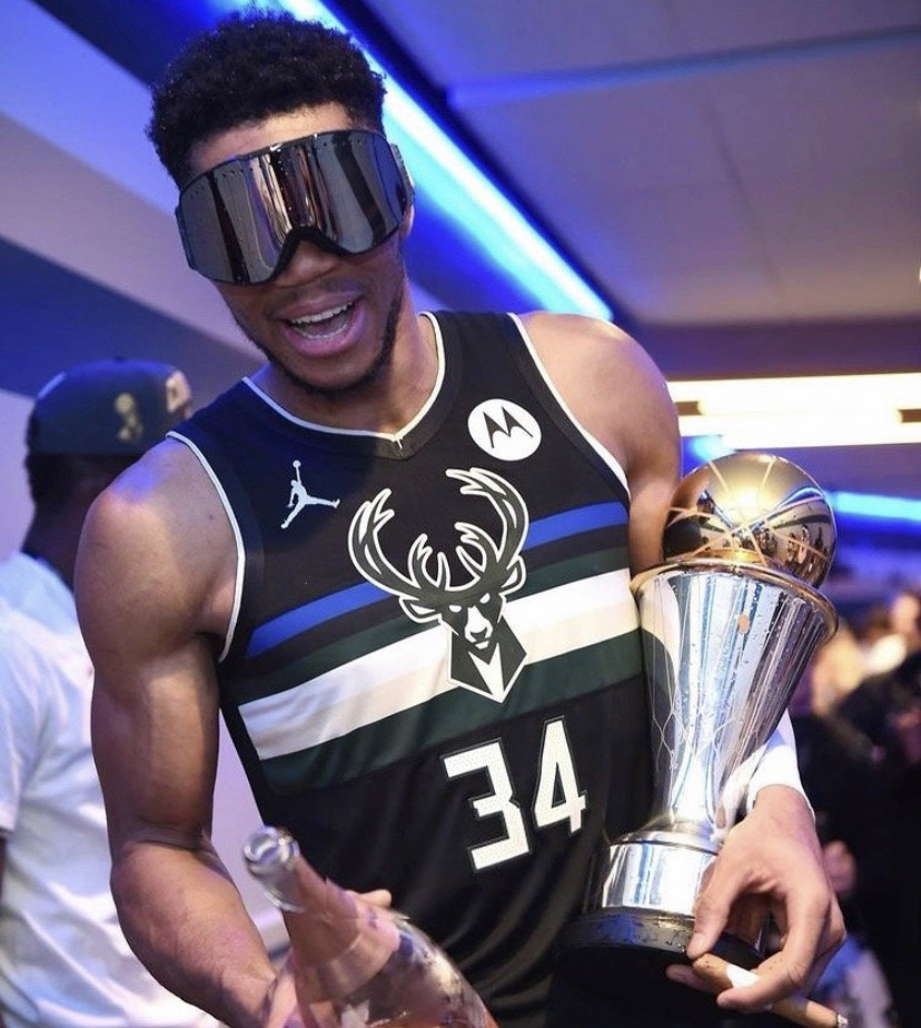 足球国足后防双塔表现稳固（足球国足后防双中卫稳健发挥）