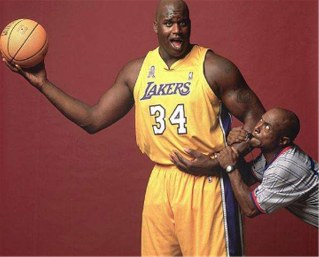 2025中足联颁奖会：成都蓉城刘殿座获中超最佳门将（中足联2025颁奖礼：成都蓉城刘殿座荣膺中超最佳门将）