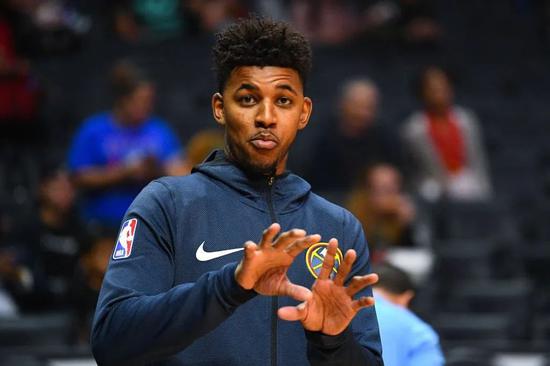 状态火热！威尔斯单节独砍16分，带队领先18分打爆北控（状态正佳！威尔斯单节轰16分，率队领先18分大胜北控）