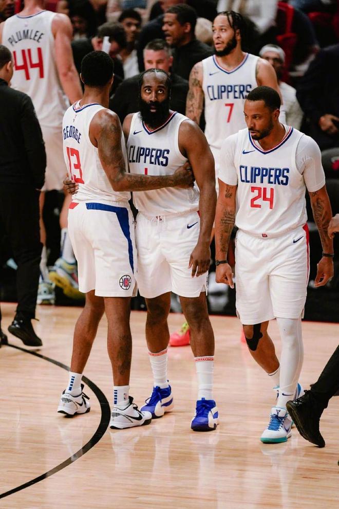 队记：斯玛特因背部伤势，将缺席今天对阵独行侠的比赛（队记者称斯玛特背伤将缺席今日战独行侠）